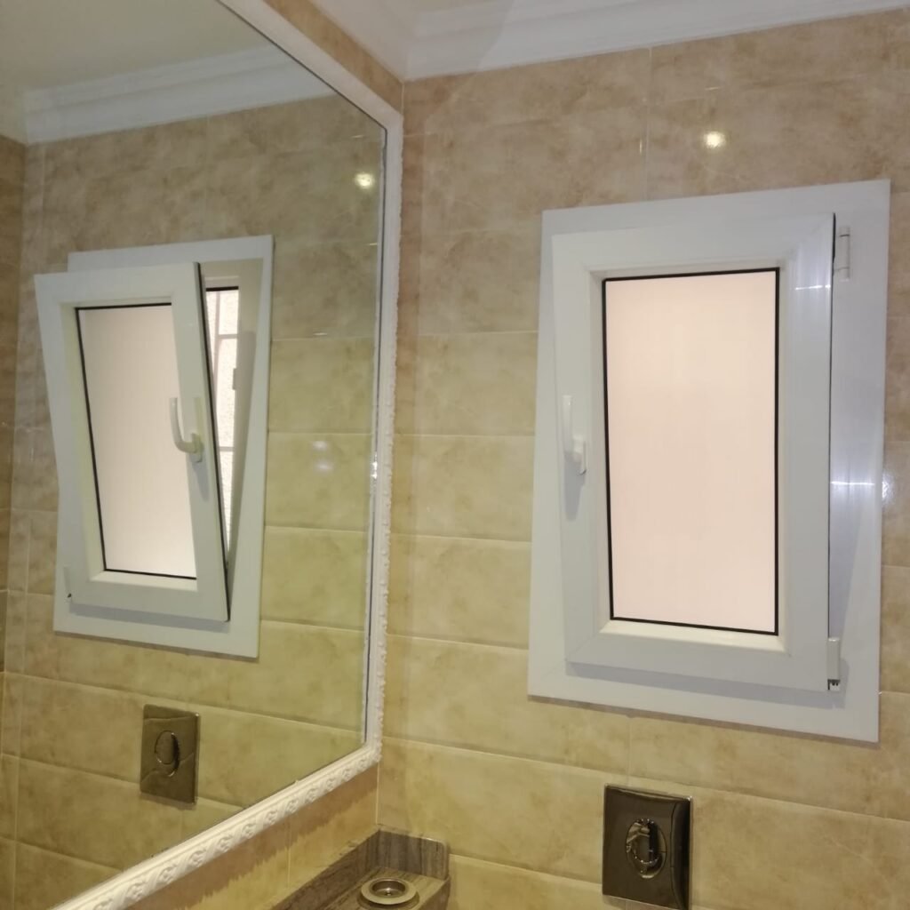 مقاسات نوافذ الحمامات